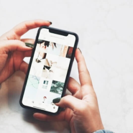 画像：スマートフォンを操作している