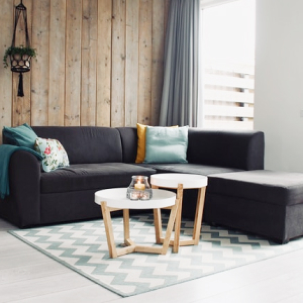 画像：ソファと机のある部屋