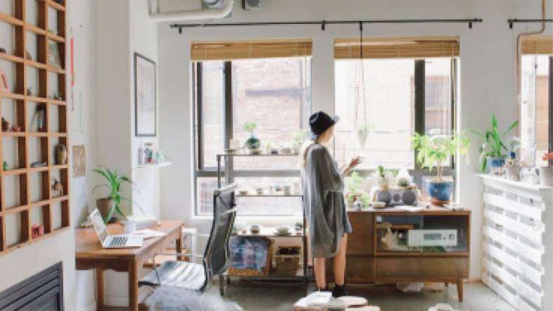 画像：女性が一人映っている部屋