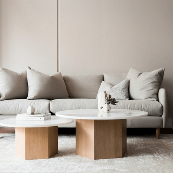 画像：ソファと机のある部屋