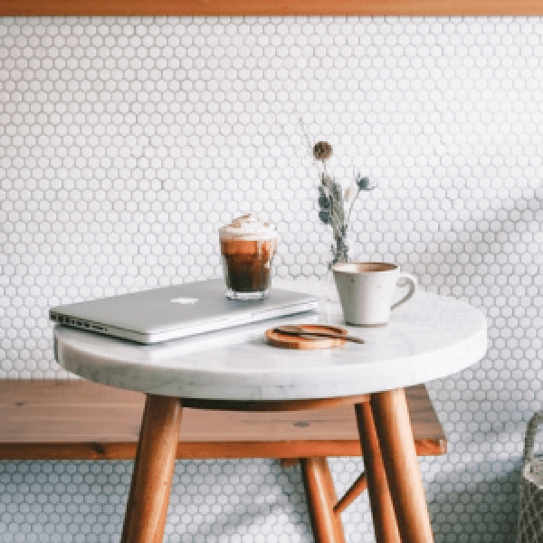 画像：コップやパソコンの置かれたテーブル