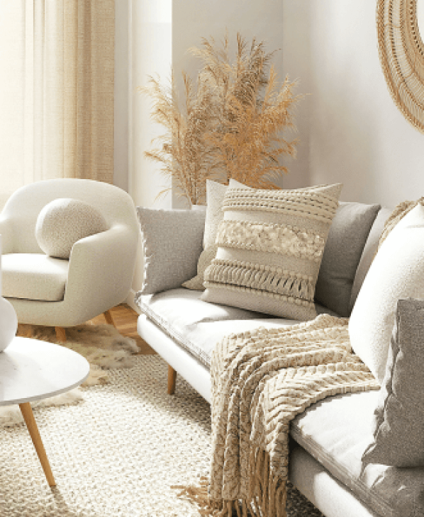 画像：クッションやひざ掛けの置かれたソファ